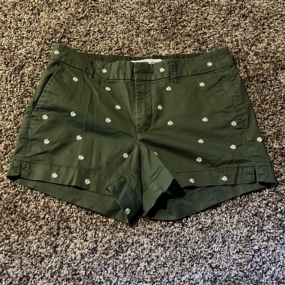 Old Navy Embroidered Daisy Everyday Shorts